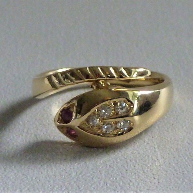 Gouden snake-ring met robijn en diamant