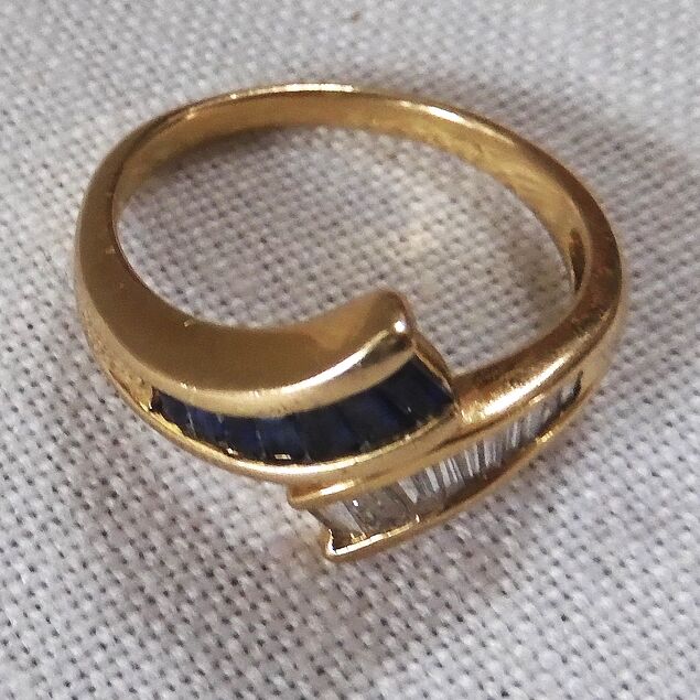 14 kr gouden ring met saffier en diamant