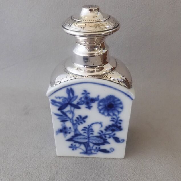 Theeflacon van Meissen porselein met Nederlands zilveren collier en dop