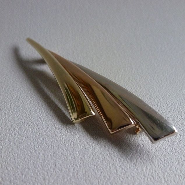 Moderne 14 krt tricolor designer broche