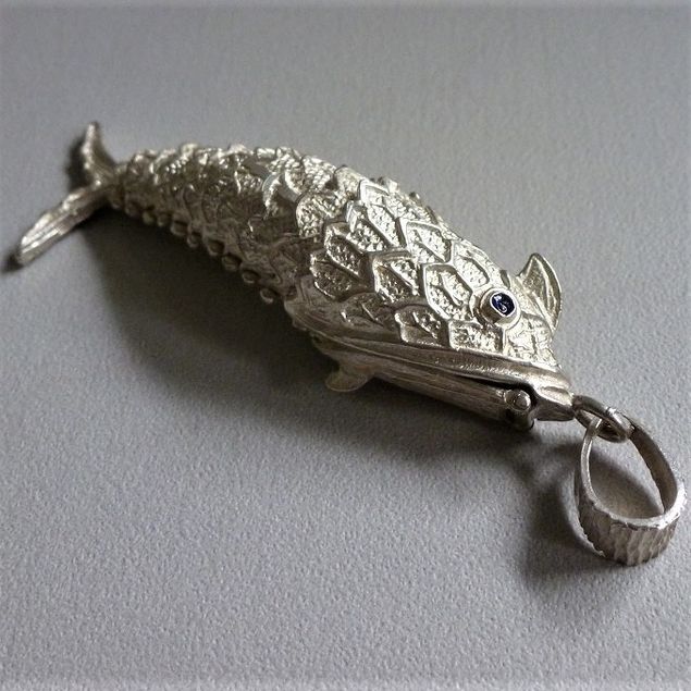 Zilveren vintage parfumhanger/vis 	