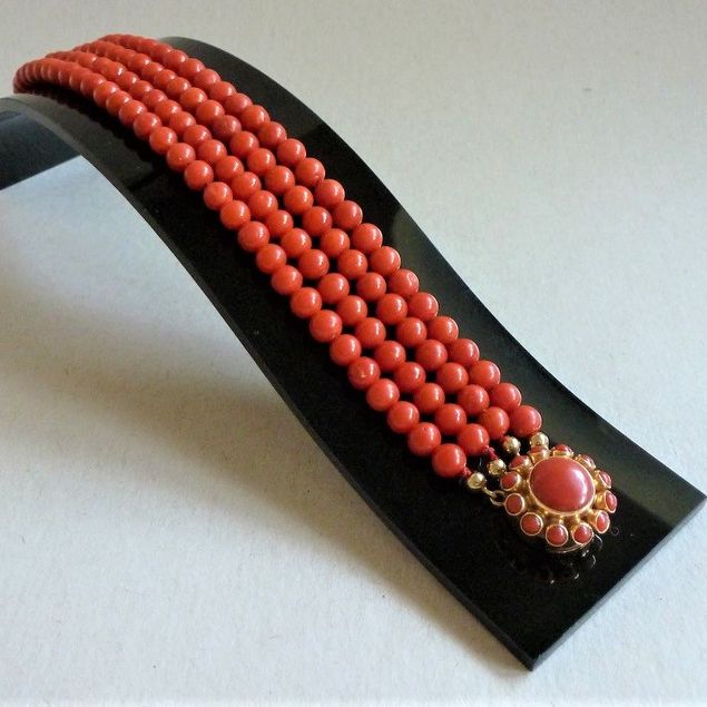 Bloedkoraal armband met gouden entourageslot