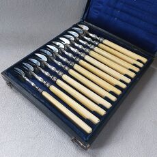 12 Frans zilveren oestervorkjes in etui