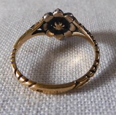 14 kr gouden entourage ring met diamant
