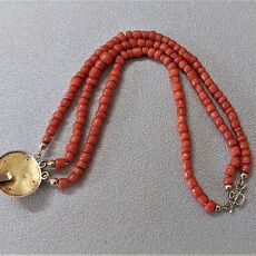 Antieke bloedkoralen armband met gouden slot