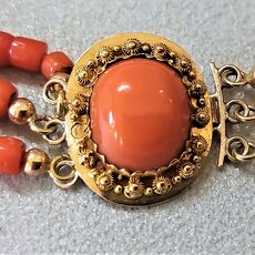 Antieke bloedkoralen armband met gouden slot