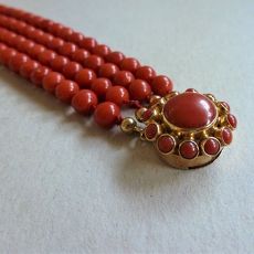 Bloedkoraal armband met gouden entourageslot
