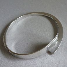 Exclusieve zilveren design slavenarmband. 