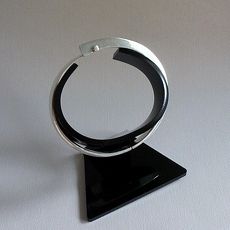 Exclusieve zilveren design slavenarmband. 