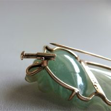 Gouden broche met jade snijwerk in de vorm van een sluierstaart goudvisje. 