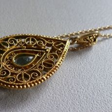 Gouden collier met druppelvormige filigrain hanger