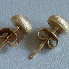 Gouden gesatineerde oorknoppen