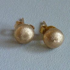 Gouden gesatineerde oorknoppen