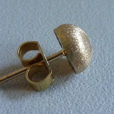 Gouden gesatineerde oorknoppen