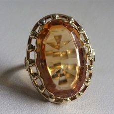 Gouden ring met grote, heldere, facet geslepen citrien. 