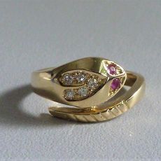 Gouden snake-ring met robijn en diamant
