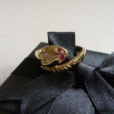 Gouden snake-ring met robijn en diamant
