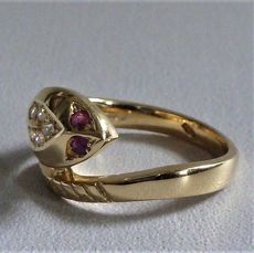 Gouden snake-ring met robijn en diamant