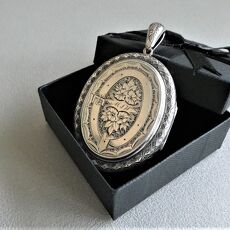 Imposant antiek, (5.5 x4.3 cm) zilveren fotomedaillon. 