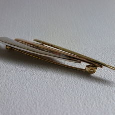 Moderne 14 krt tricolor designer broche