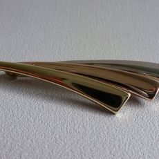 Moderne 14 krt tricolor designer broche