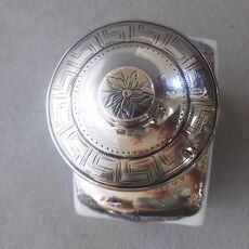 Theeflacon van Meissen porselein met Nederlands zilveren collier en dop
