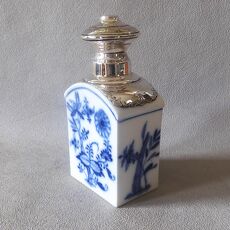 Theeflacon van Meissen porselein met Nederlands zilveren collier en dop