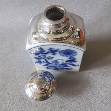 Theeflacon van Meissen porselein met Nederlands zilveren collier en dop