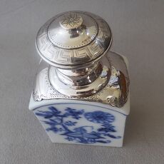 Theeflacon van Meissen porselein met Nederlands zilveren collier en dop