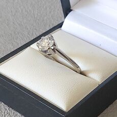 Wit gouden ring met zeer grote diamant 1.37 ct