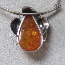 Zilveren ketting met barnsteen hanger