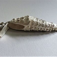 Zilveren vintage parfumhanger/vis 	