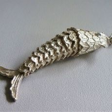 Zilveren vintage parfumhanger/vis 	