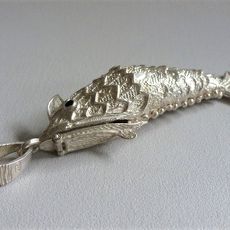 Zilveren vintage parfumhanger/vis 	